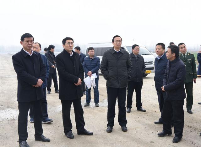 平舆县委书记张怀德就加快推进防水产业项目进行现场办公