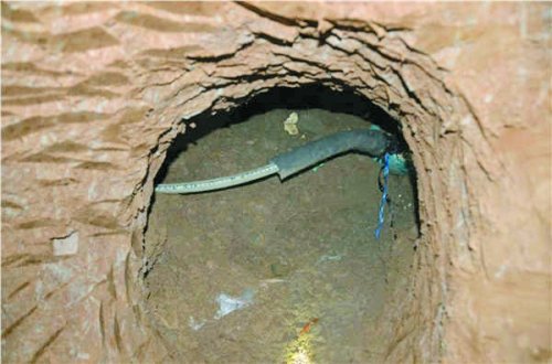 男子在输油管道上打孔盗油 屋里藏10多吨柴油