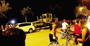 焦作一工程车冲进路边纳凉人群 致4死10人伤