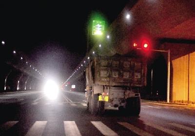 记者夜访郑州渣土车 半夜3点车速飞快闯红灯