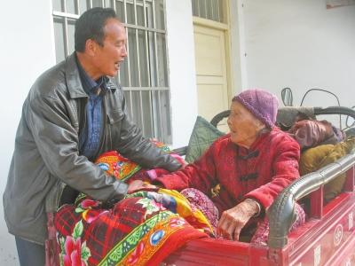 平顶山教师带105岁母亲上课 随时喂老人吃喝 