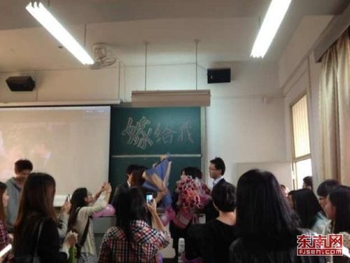 <em>美女老师</em>教室被求婚+<em>学生</em>合唱嫁给我(图)