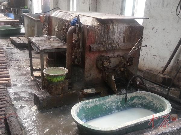 鄭州面筋黑作坊被查處 蒼蠅撲面鞋子放在面粉上