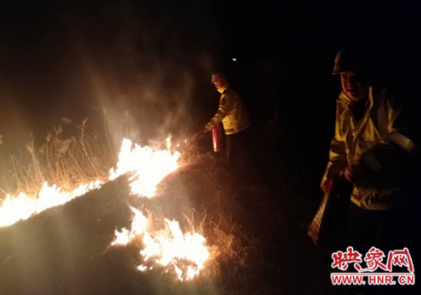 商丘一孔明灯飘落引燃干草 着火面积约600平方米