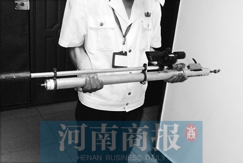 男子网购配件组装钢珠枪 30米外可打穿玻璃