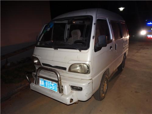 郑州男子醉驾肇事逃逸 挤在围观人群里被认出