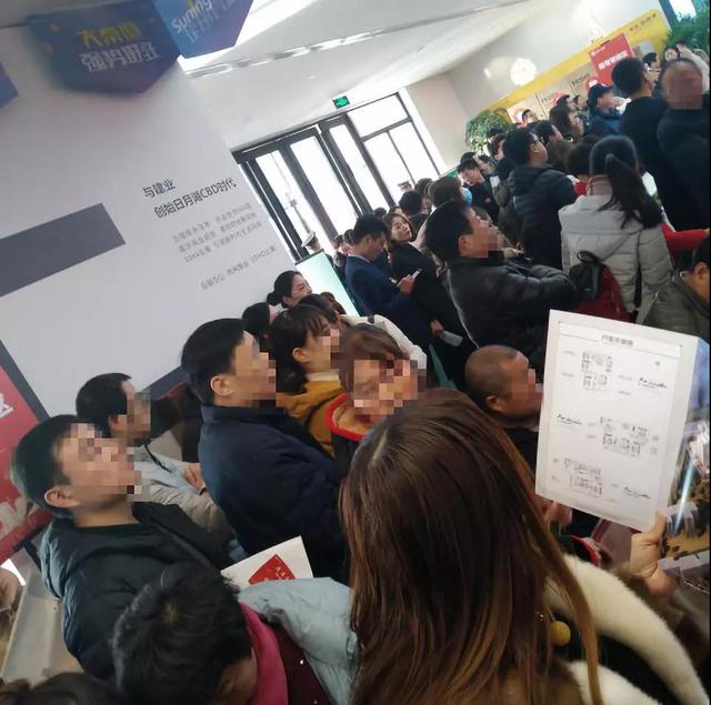 人流云集,邻座之间热烈交谈着意向房源及买房经验,整个现场人潮涌动