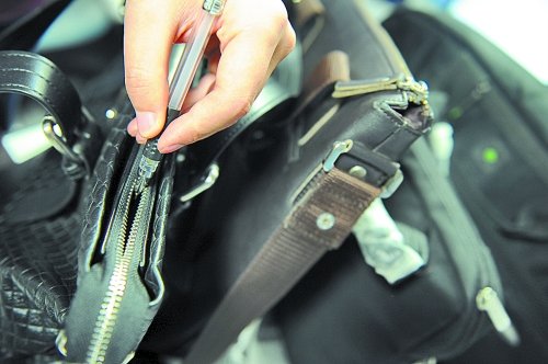 3秒钟可轻松划开行李箱 出门贵重物品勿放包内