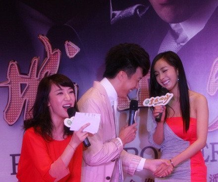 组图:杨幂低胸装现身频整衣 遭周杰借机牵手