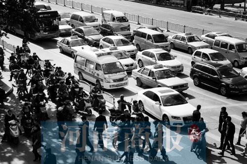郑州救护车装备“记录仪” 再不让道可能要挨罚