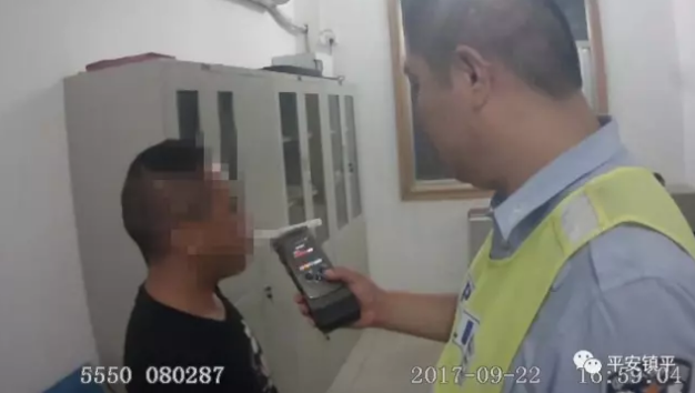 南阳一男子酒后无证驾驶客车 被执勤民警拘留