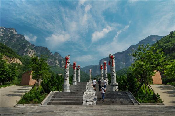 人间四月桃花开，神农山迎来郑州大学生登山节