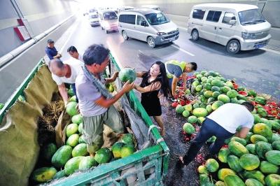 開封瓜農(nóng)鄭州隧道內(nèi)翻車 寶馬女脫高跟鞋求助