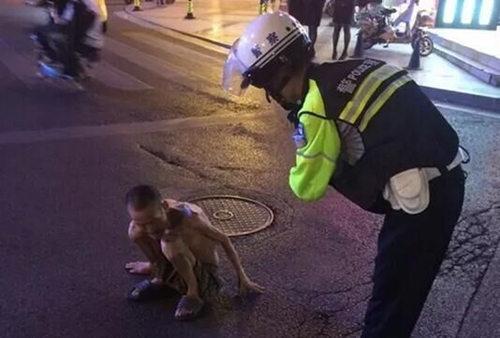 漯河一老人赤膊蹲坐马路中间 情绪激动_大豫网_腾讯网