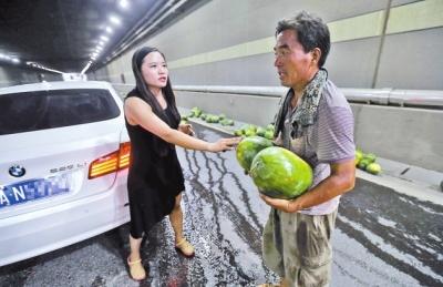 開封瓜農(nóng)鄭州隧道內(nèi)翻車 寶馬女脫高跟鞋求助