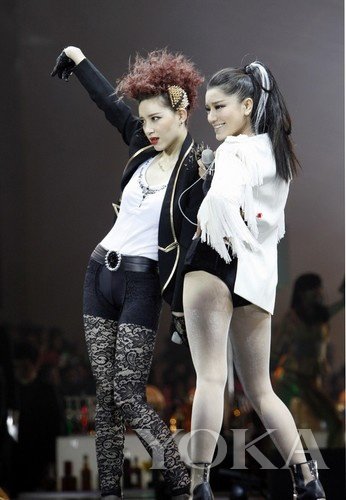 各地跨年演唱会 明星奇葩衣着只为挣眼球