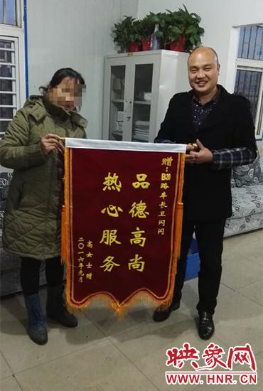  郑州一女子乘公交犯内急 整车乘客耐心等待