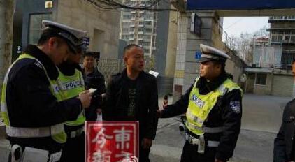 鄭州：一面包車鬧市瘋狂逃竄 撞警車打民警