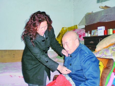 孝顺媳妇照顾瘫痪公公