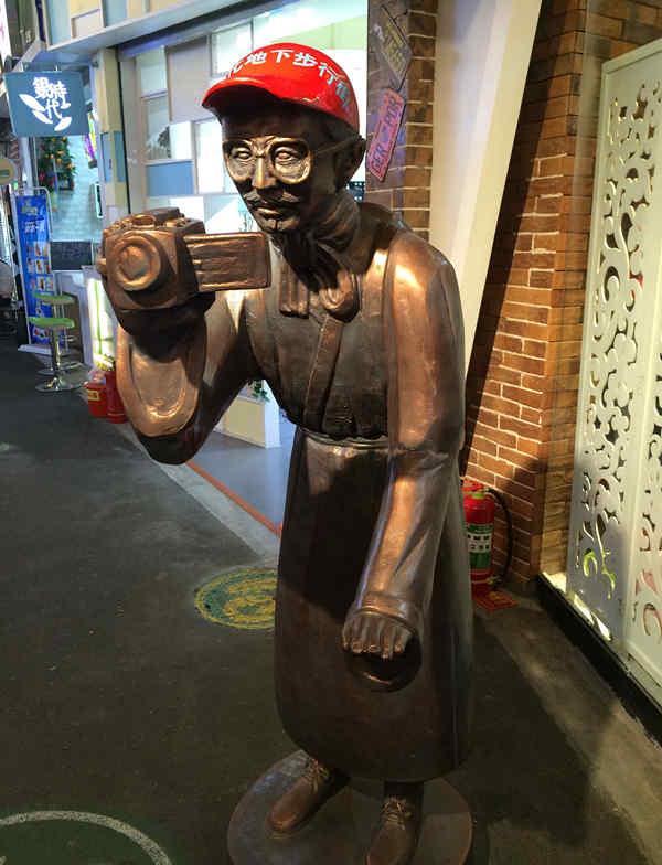 郑州一商场现搞怪雕塑 网友:如此恶搞不尊重历史