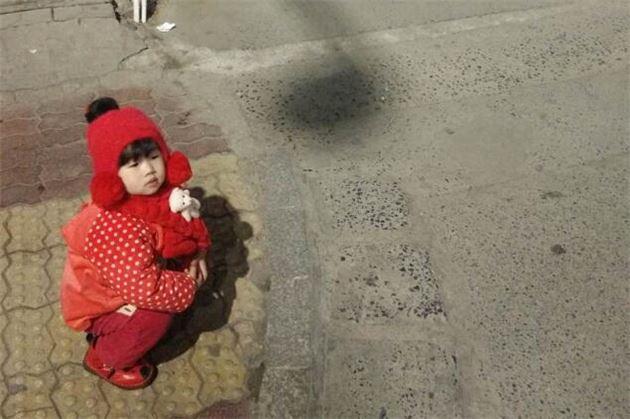 2岁女儿郑州警队门口等爸爸出警归来 让人动容