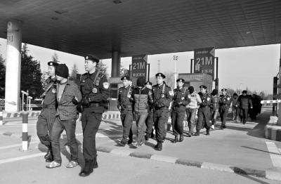 灵宝团伙持刀入室抢劫75万元物品 民警微信缉