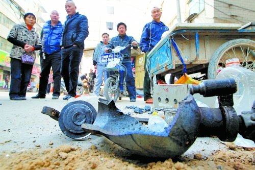 郑州街头老式爆米花机爆炸 伤者嘴唇几乎被炸掉