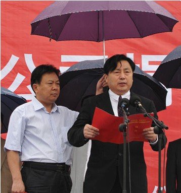 爱心企业家捐3250万 民政局长为其雨中撑伞