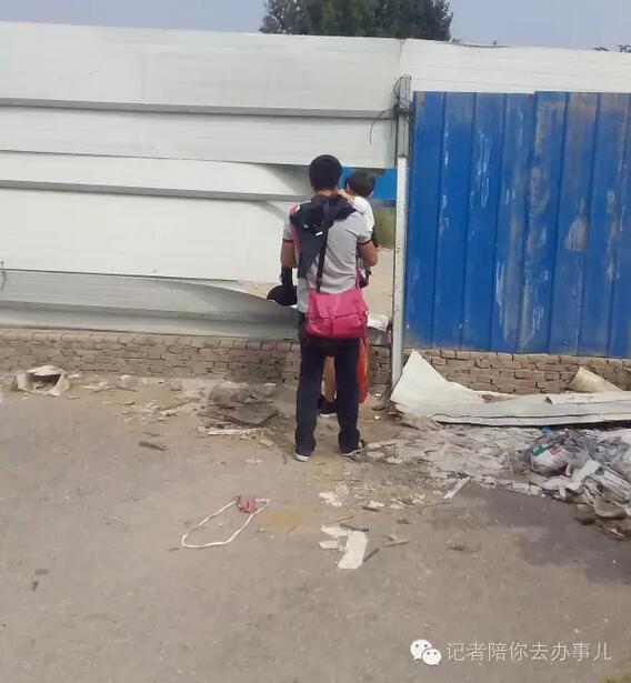 郑州地铁2号线部分车站乘车要钻洞 市民郁闷
