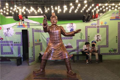 郑州一商场现搞怪雕塑 网友:如此恶搞不尊重历史
