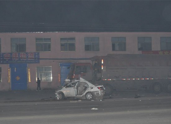 安阳轿车司机乘客全醉酒 侧滑撞车致4死1伤