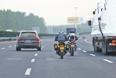 摩托车队高速路飚车时速150公里 警方拦截未果