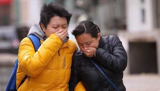 河南7级大风+寒潮降温来袭 美女被刮风中凌乱