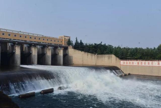 平顶山白龟山水库昨天开闸放水 场面颇为壮观_大豫网_腾讯网