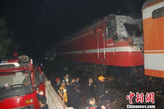 [事故] K919次列车车头起火 乘客发微博喊饿