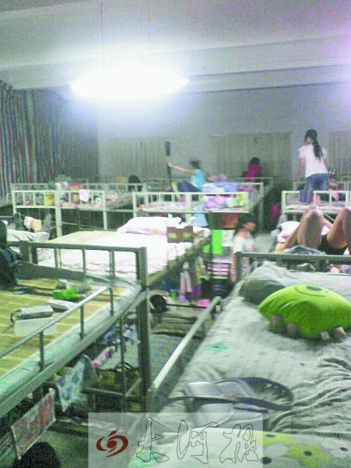 孟津一高<em>宿舍</em>不够 90多<em>名女生</em>挤住电教室(图)_