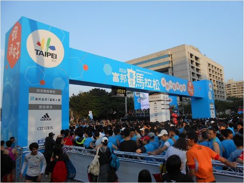 郑开马拉松 跑友团享受台北马拉松