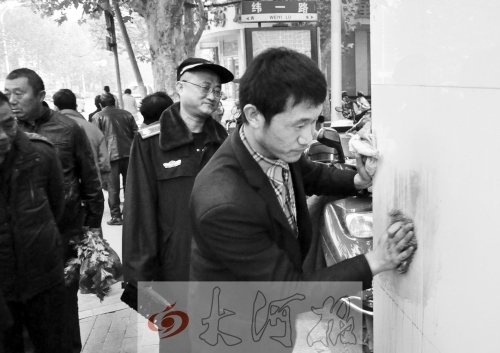 大学生毕业2年找不到工作 凌晨狂印小广告被抓