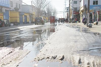 下水管道破裂 路面积水结冰