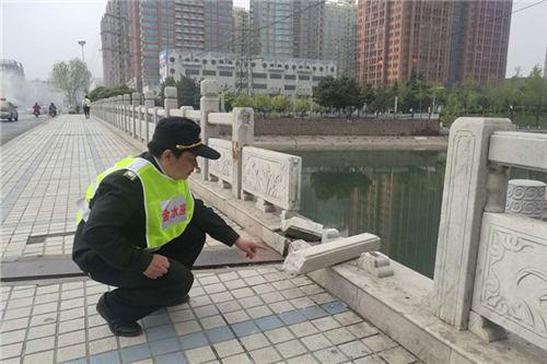 郑州一汉白玉桥护栏露大豁口 过往市民直呼心颤颤