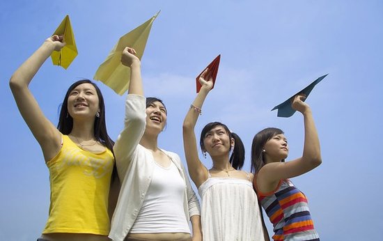 生活心理:扔纸飞机为啥先哈口气?_大豫网_腾讯网