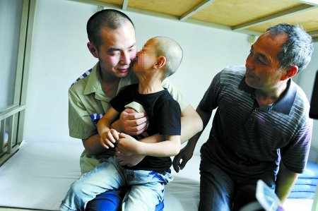 服刑男子儿子脑瘫没钱救治 狱友民警解囊相助