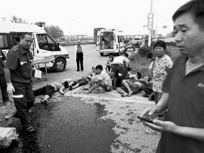 郑州一罐车追尾厢式货车 致1人死亡16人伤
