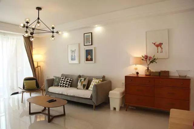 如何装饰客厅大白墙 149049804.jpg