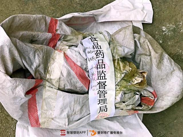 开封查获一黑心馒头作坊 路脏乱差苍蝇到处飞