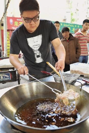24歲“海歸”棄2萬元高薪工作 菜市場口賣炸雞