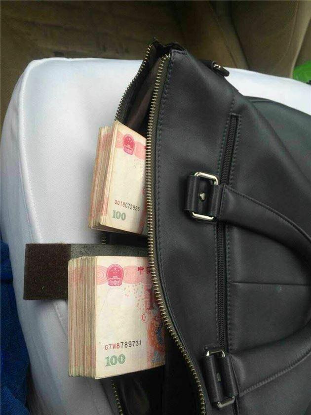 郑州的哥捡两万多元现金 物归原主拒绝千元酬