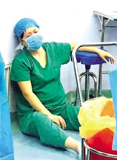 郑州怀孕护士跪地接生半小时 结束后瘫坐在地上