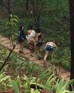 女生,有扇耳光,揪头发等动作,并称该事件发生在在信阳师范学院校内