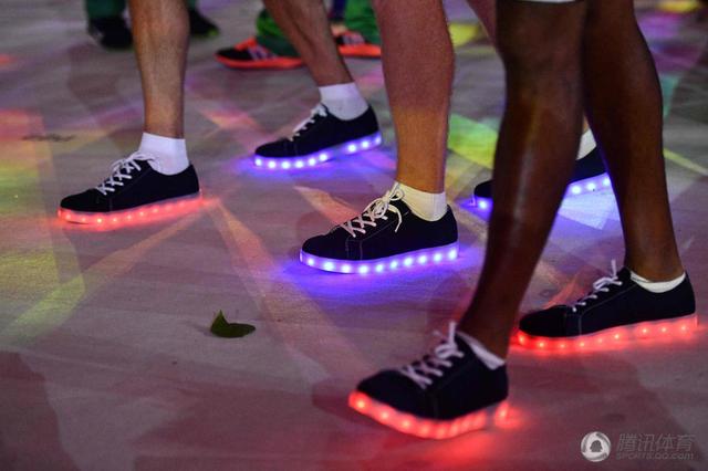 里约奥运会闭幕式流行闪光鞋 很快可以网购了